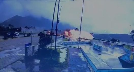 Avião sai da pista, atravessa avenida e explode na praia em Ubatuba (SP)