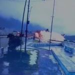 Avião sai da pista, atravessa avenida e explode na praia em Ubatuba (SP)