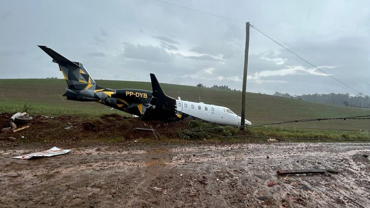 Avião de patrocinador do Cruzeiro tem problemas ao pousar e cai em barranco