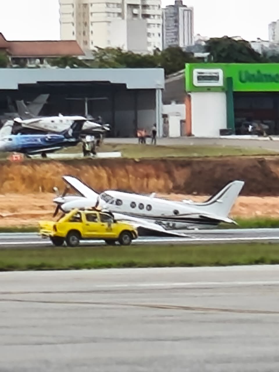 Vídeo: avião tem problema no trem de pouso ao descer na Pampulha, e aeroporto é fechado em BH
