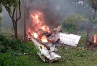 Cinco pessoas morrem após avião cair e pegar fogo em Jaboticabal (SP)