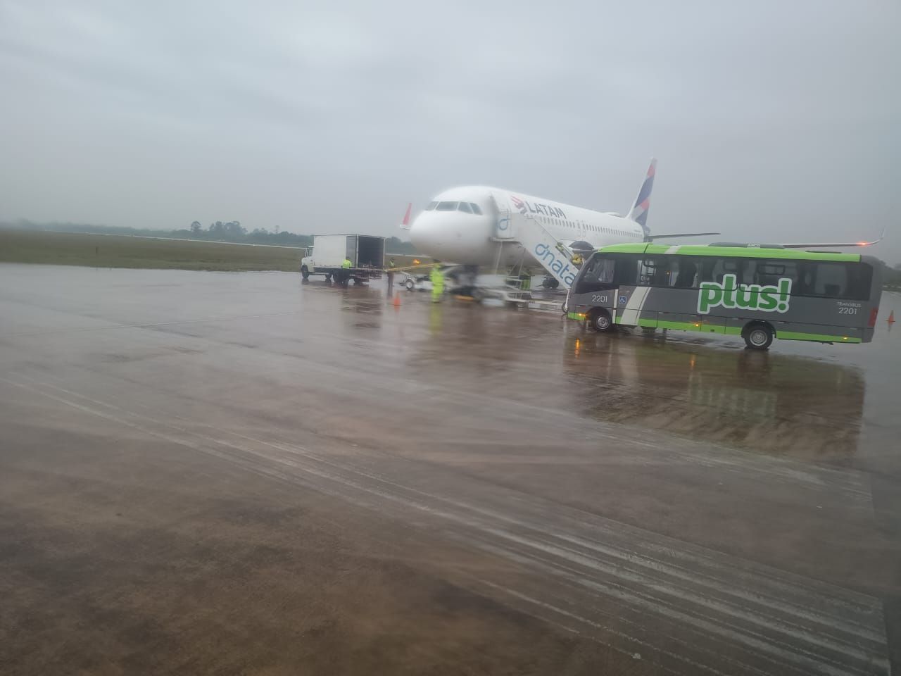 Funcionando como aeroporto, base aérea de Canoas evita deslocamentos de 5h até Florianópolis