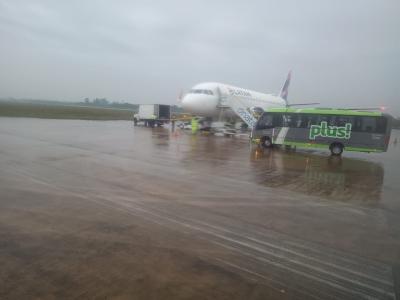 avião na pista da base aérea de canoas