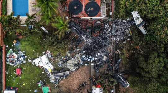 Imagem aérea: avião caiu sobre carros e por pouco não atingiu residência em Vinhedo | CNN Brasil