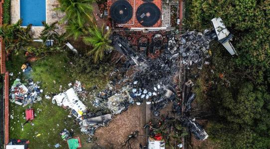 Imagem aérea: avião caiu sobre carros e por pouco não atingiu residência em Vinhedo | CNN Brasil