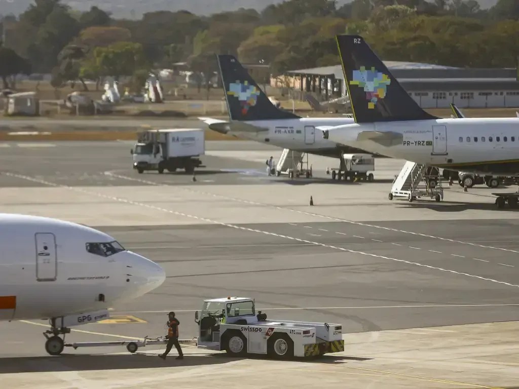 Companhia aérea terá que pagar R$100 por mês para ex-funcionária 'obrigada' a gastar com cabelos e unhas