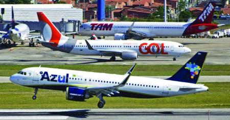 Aviões decolam em pista de terminal
