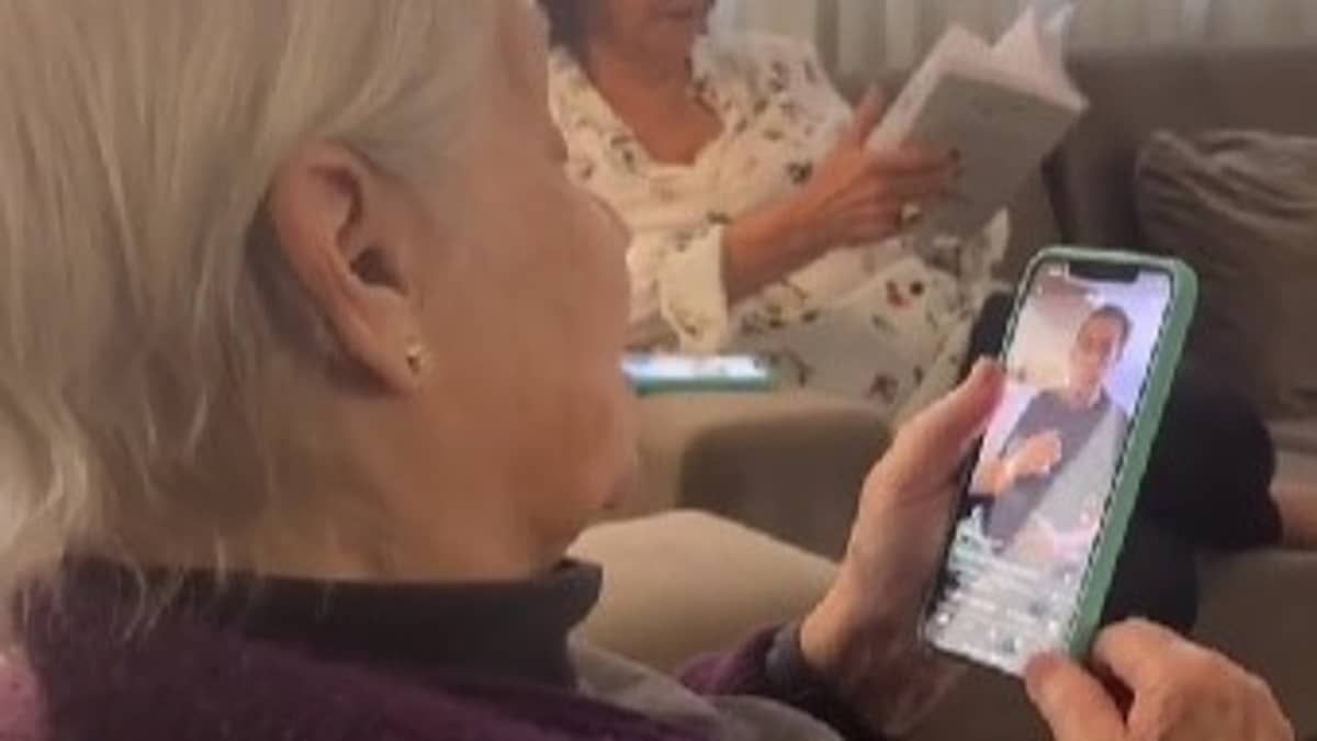 Fã de Faustão, idosa de 88 anos viraliza ao ‘conversar’ com apresentador por videochamada
