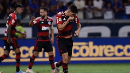 Ayrton Lucas comemorando o gol pelo Flamengo no Mineirão, sobre o Cruzeiro