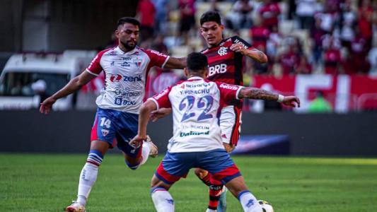 Ayrton Lucas, do Flamengo, e Yago Píkachu, do Fortaleza, devem ser titulares no jogo deste sábado