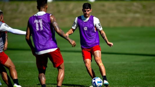 Ayrton Lucas em atividade no Ninho do Urubu, CT do Flamengo