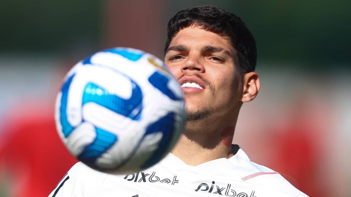 Com entorse no joelho, titular desfalca o Flamengo contra o Grêmio