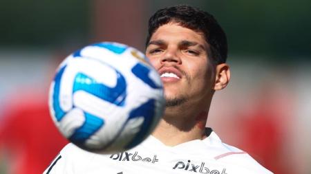 Ayrton Lucas está fora da partida contra o Grêmio
