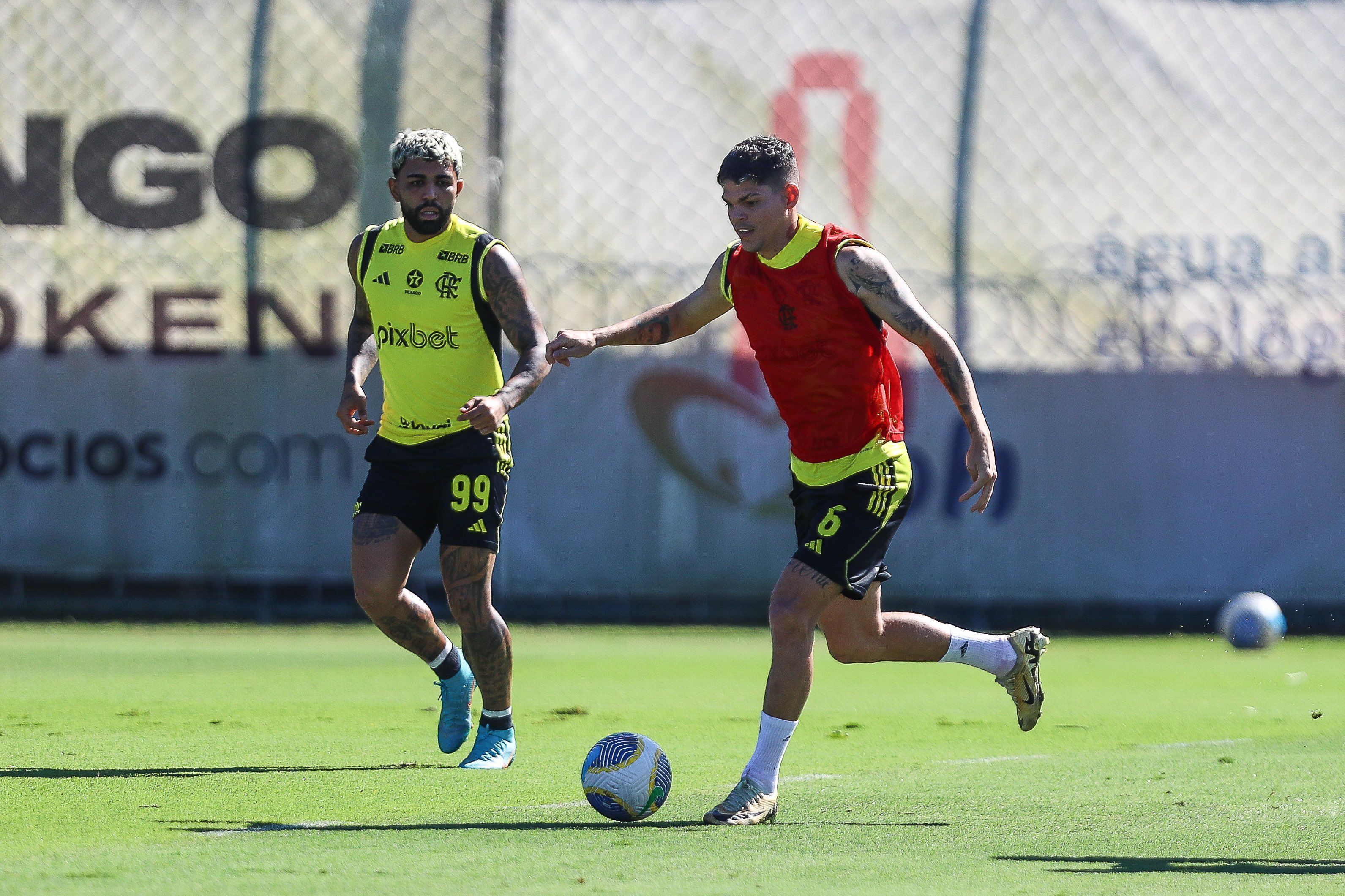 Flamengo x Bahia: Ayrton Lucas treina e deve ser opção para Tite