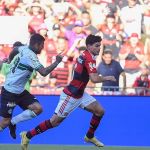 Com Sampaoli de olho, Flamengo vence o Coritiba na estreia na Série A