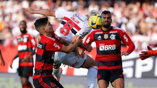 Ayrton Lucas na marcação de Callei, do São Paulo, na final da Copa do Brasil