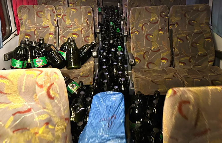 Ônibus com R$ 700 mil em vinhos e azeites argentinos tem carga apreendida no PR