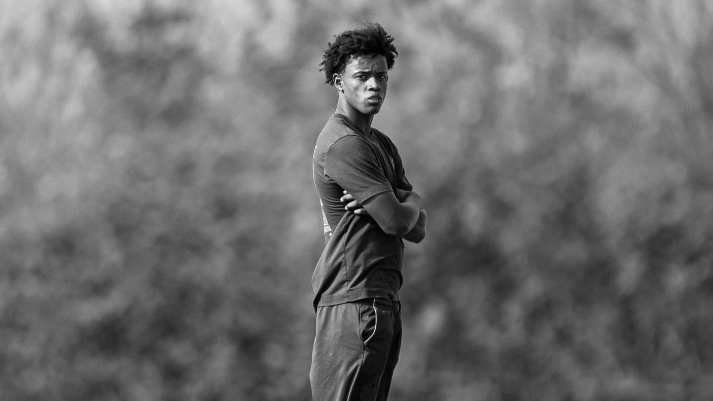 Após impasse, joia do Athletico-PR renova com o clube e é reintegrado ao sub-17