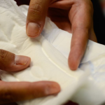 Programa Dignidade Menstrual distribui absorventes higiênicos em farmácias de Ouro Preto