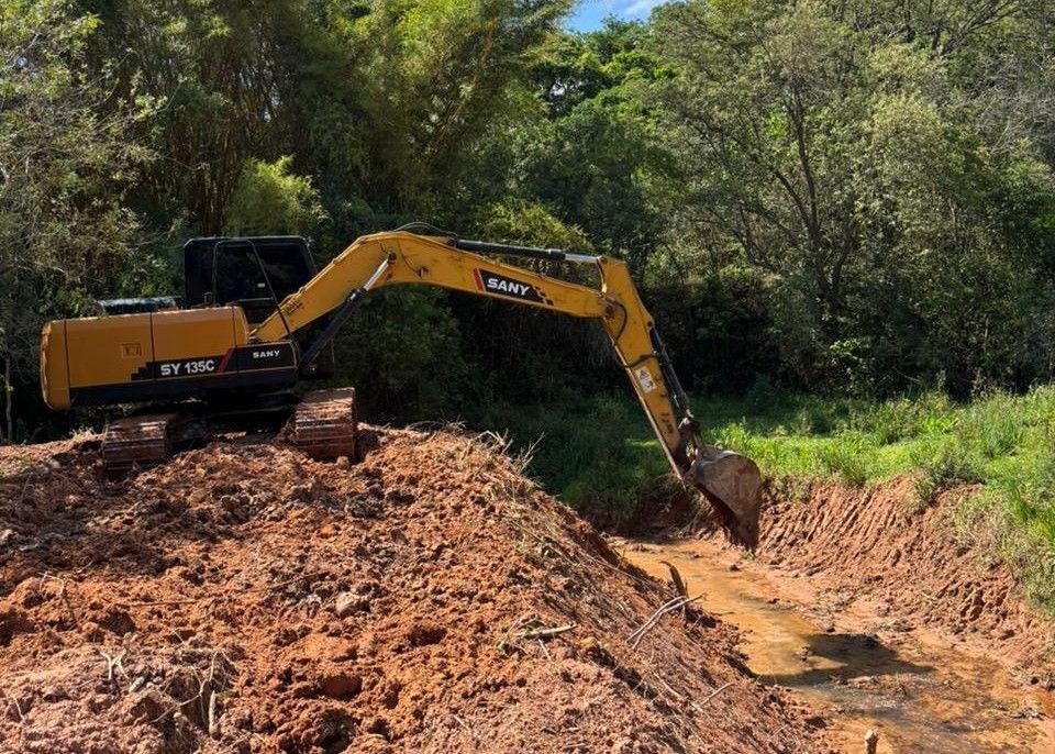 Prefeitura realiza desassoreamento do Córrego do Prata em Amarantina