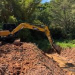Prefeitura realiza desassoreamento do Córrego do Prata em Amarantina