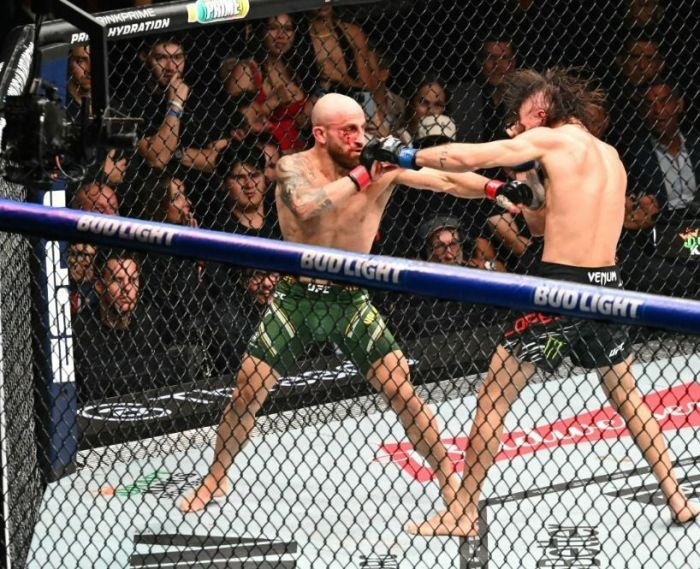 Volkanovski (esquerda) venceu Diego Lopes e reconquistou o cinturão Volkanovski (esquerda) venceu Diego Lopes e reconquistou o cinturão