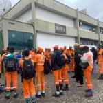 Garis fazem paralisação em frente à empresa de coleta de lixo em BH