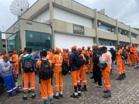 Cerca de 90 funcionários paralisaram atividades em frente à empresa Sistema