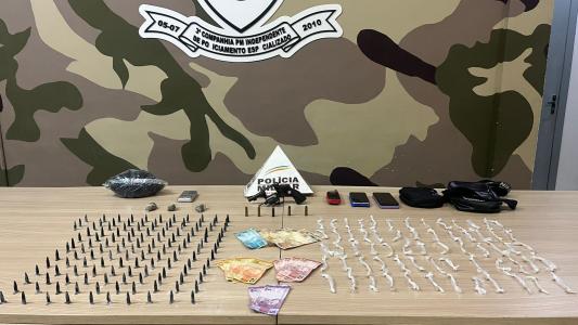 Com o suspeito foi encontrada uma arma calibre 38 e R$ 500 reais dinheiro