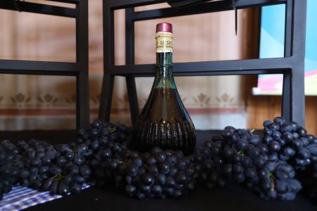 Pessoas brindando taças de vinho