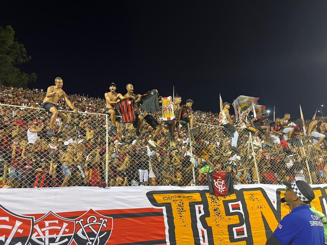 Veja festa da torcida do Vitória após virada histórica sobre o Bahia