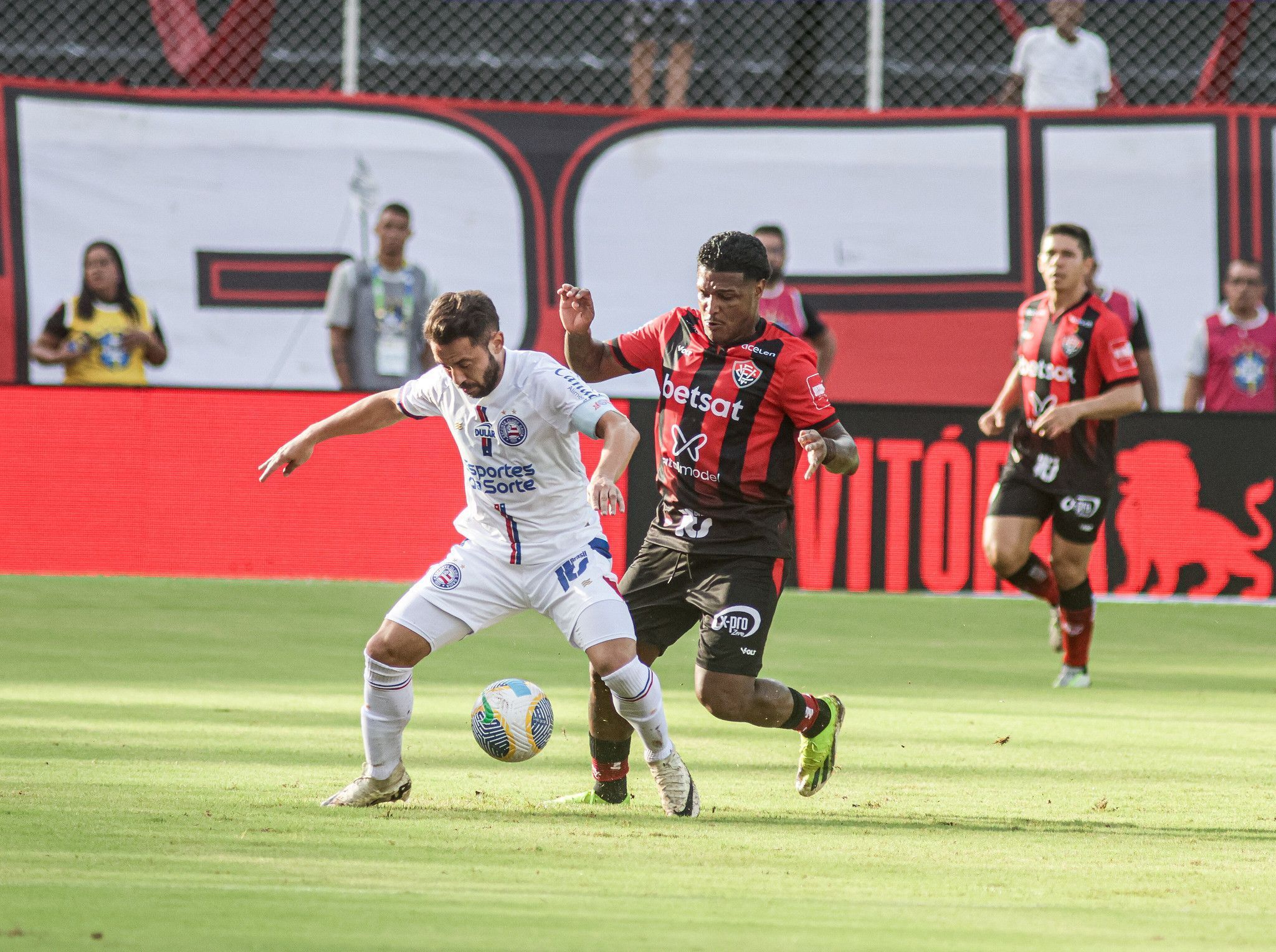 Pelo Brasileirão, Bahia arranca empate do Vitória no Barradão