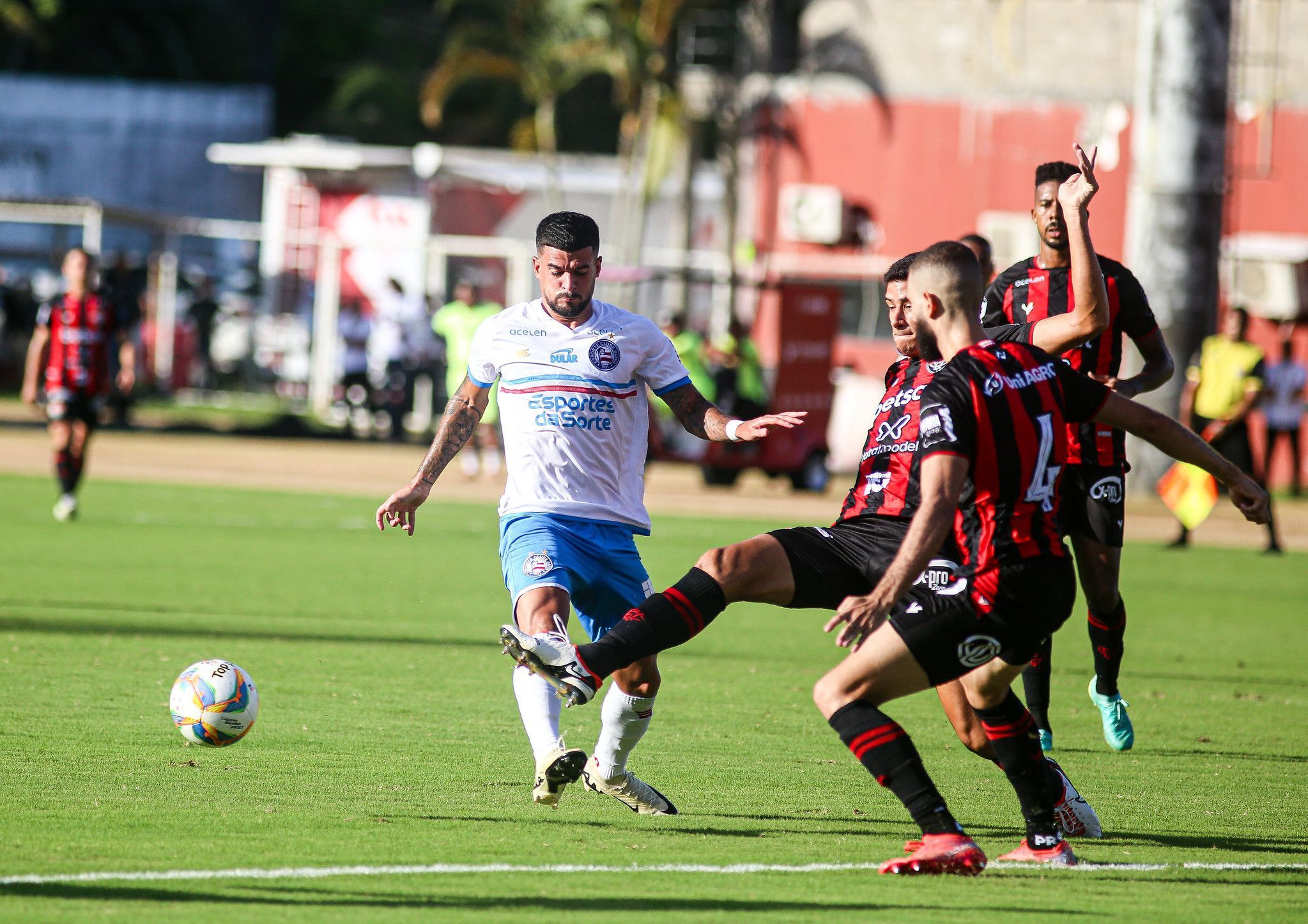 Vitória arranca virada, vence o Bahia e abre vantagem na final do Baiano
