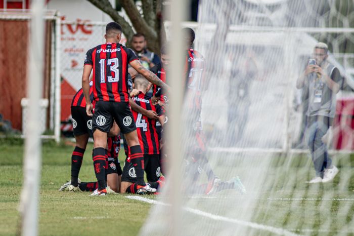 Vitória comemora gol no Barradão