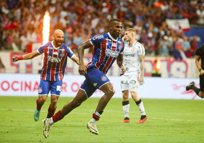 Jean Lucas e Thaciano comemoram gol do Bahia contra o Vitória em clássico na Fonte Nova