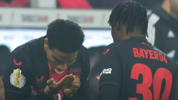 Jogadores do Bayer 'fumam maconha' em celebração de gol; assista e entenda motivo