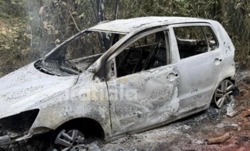 Carro é encontrado incendiado na zona rural de Dionísio