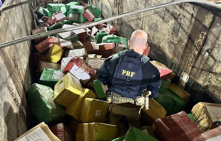 PRF realiza a maior apreensão de maconha do ano no Brasil; carga foi encontrada no Paraná