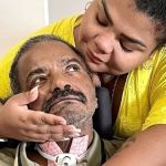 Arlindo Cruz recebe alta de hospital e volta para casa com a ex-esposa 