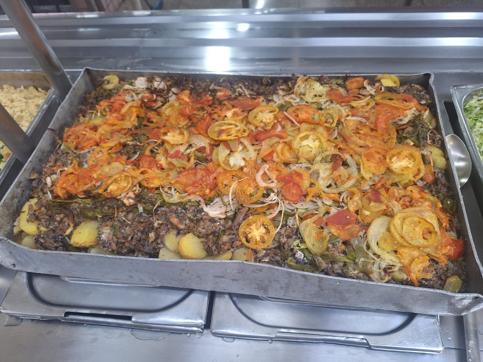 Veja como é feita a bacalhoada falsa, prato servido hoje nos restaurantes populares de BH
