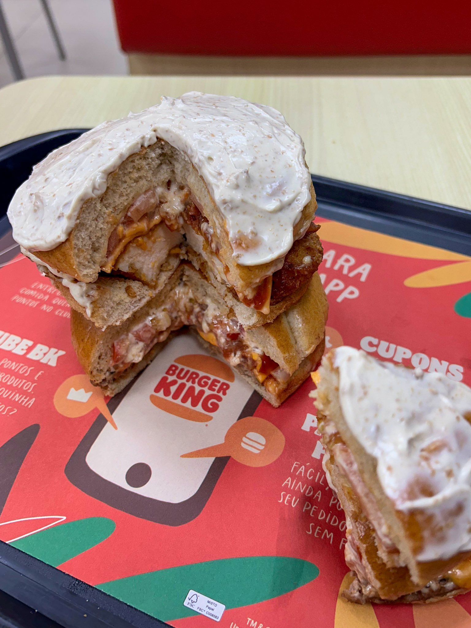 Rede de fast food 'lança' panetone com sanduíches de bacon, o 'bacontone'