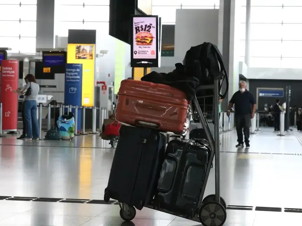 Justiça manda companhia devolver em Minas mala rastreada por AirTag nos EUA; entenda