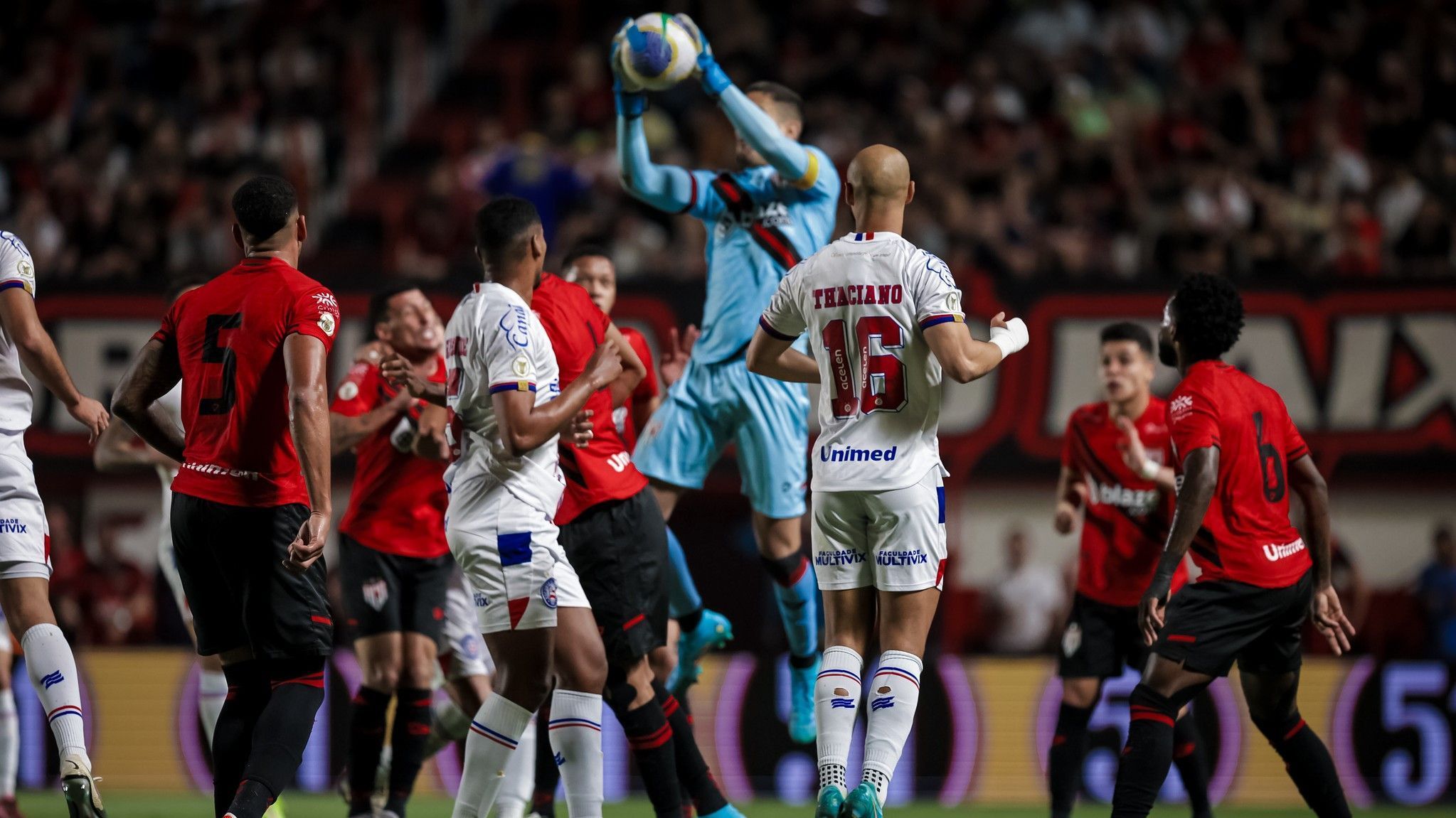 Bahia empata no fim, perde chance de entrar no G4, mas afunda Atlético-GO na Série A