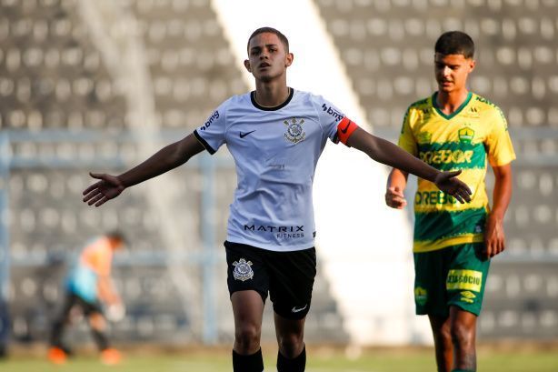 Corinthians acerta renovação do meia Bahia, destaque do Sub-20