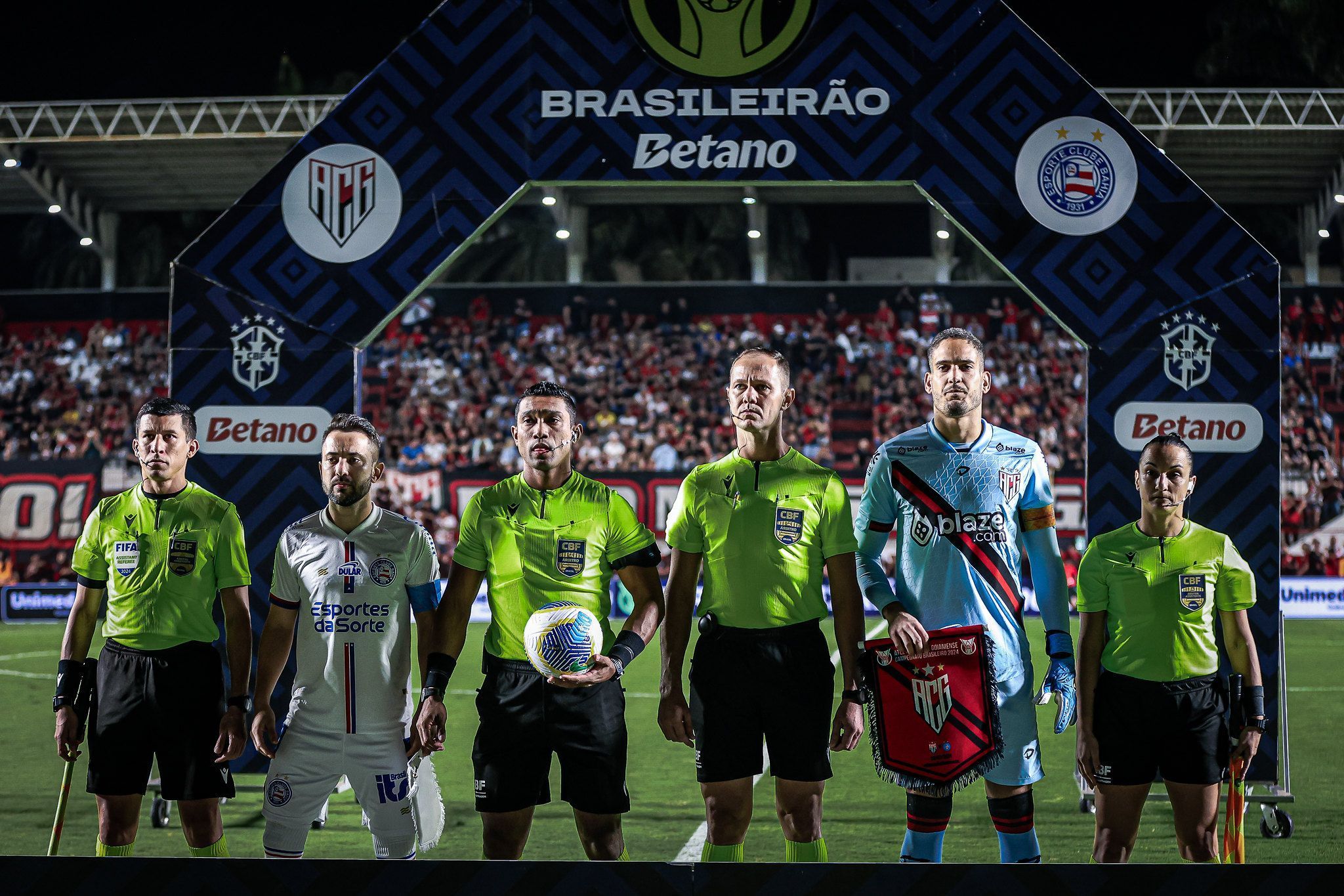 Súmula de Atlético-GO x Bahia tem agressão ao árbitro e 'chuva' de expulsões