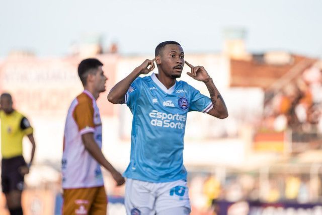 Com belo gol de Ademir, Bahia vira sobre a Juazeirense e assume liderança do Baiano