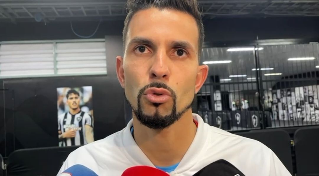 Goleiro do Bahia reage às críticas da torcida e comenta empate com Botafogo