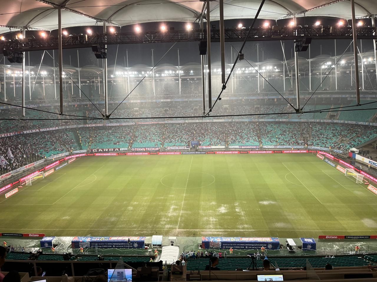 Jogo entre Bahia e Fluminense é retomado após paralisação causada por chuva
