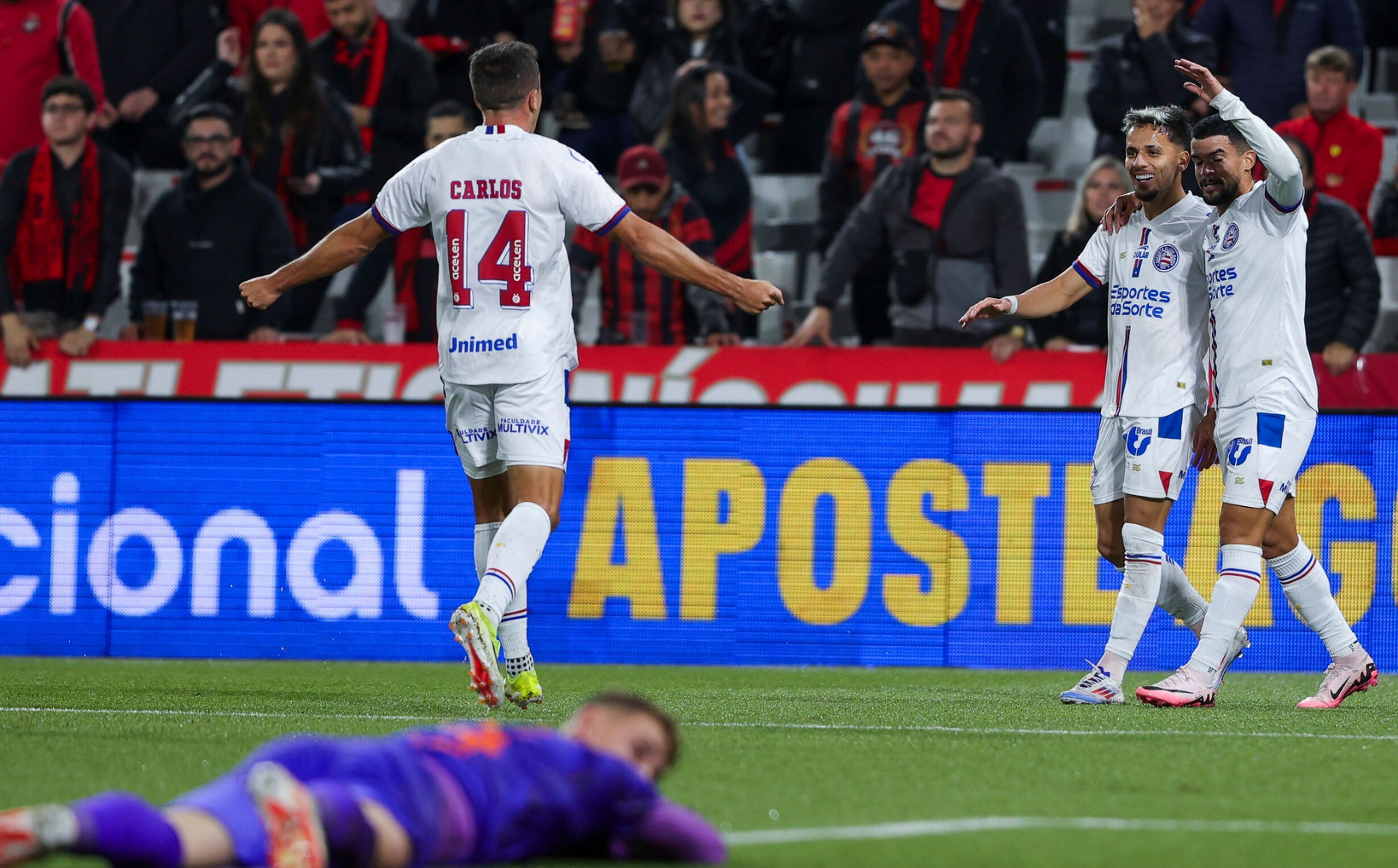 Efetivo, Bahia vence o Athletico-PR em Curitiba e volta ao G4 do Brasileiro