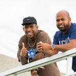 Talisca visita CT do Bahia, e torcedores brincam: 'Coloca para jogar'